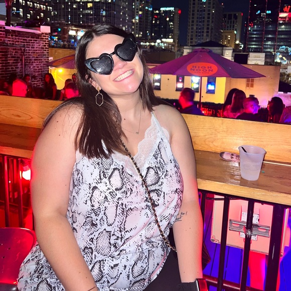 Meet your Posher, Corrine - Picture 1 of 3